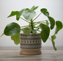 Cargar imagen en el visor de la galería, Maceta Tribal Blanco y negro