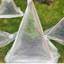 Cargar imagen en el visor de la galería, Malla Antihelada 17gr x 1,4m – Protege tus Plantas del Frío con Cariño y Eficiencia