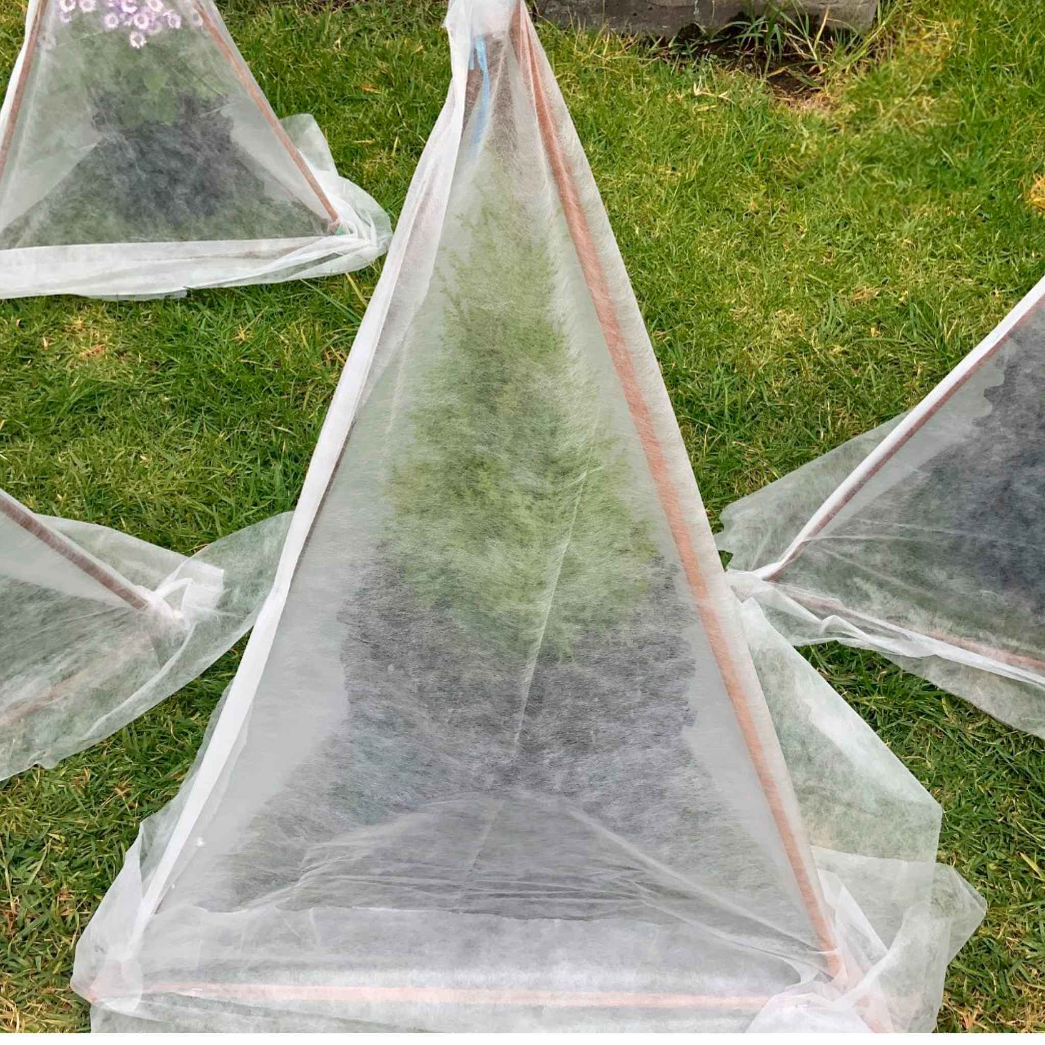 Malla Antihelada 17gr x 1,4m – Protege tus Plantas del Frío con Cariño y Eficiencia